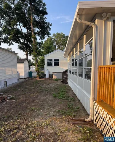 a view of house with a yard