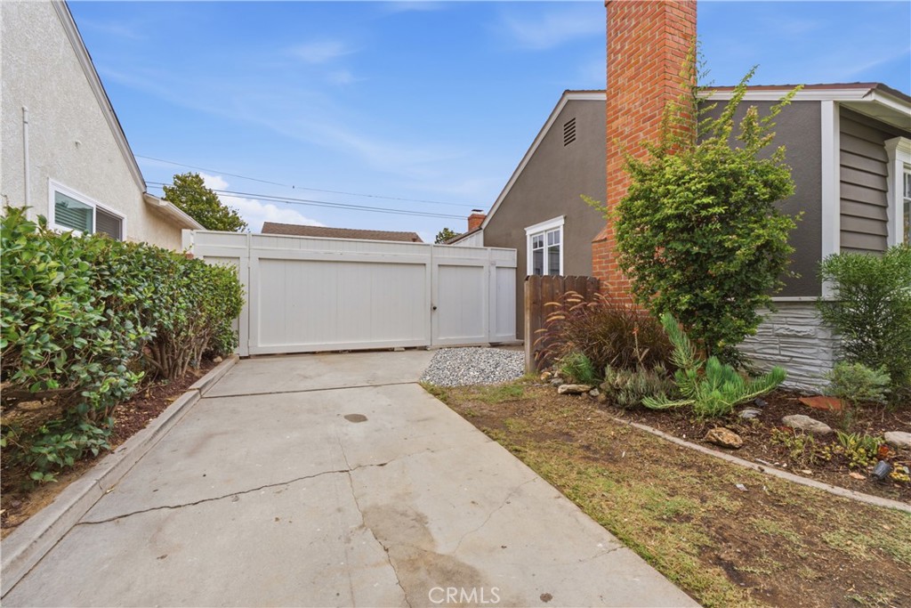 5559 East Monlaco Road Long Beach, CA 90808 - Photo 53 of 54 Gated Long Driveway!