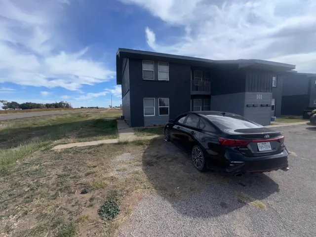 $340,000 | 101 Pecos Place, Plainview, TX 79072