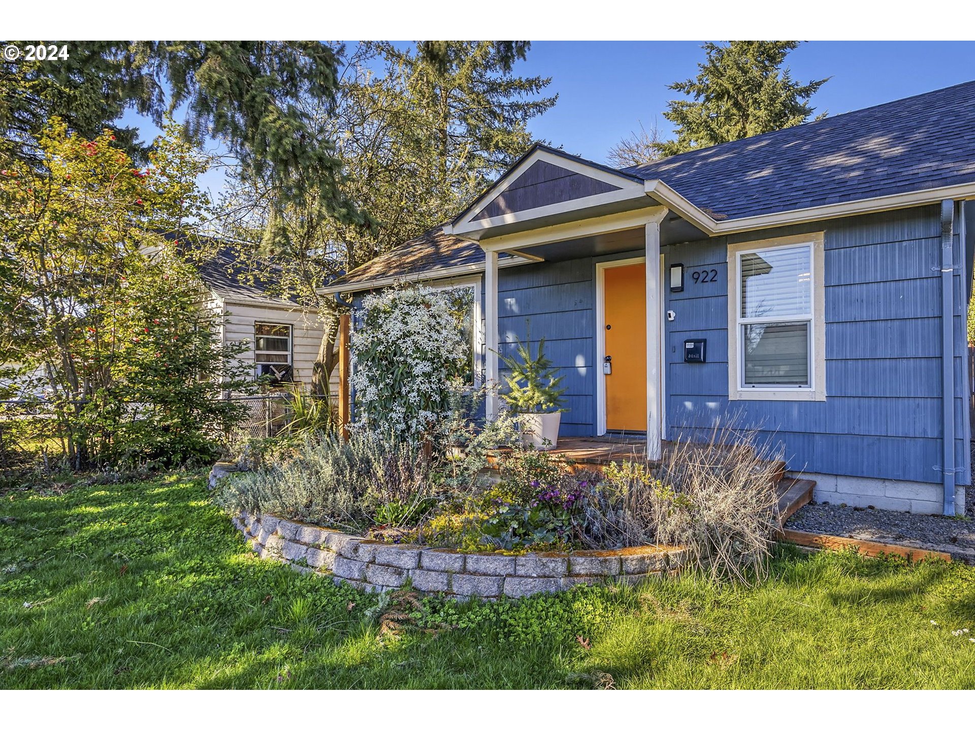 922 M Street Springfield, OR 97477 - Photo 4 of 18 a view of a house with a yard