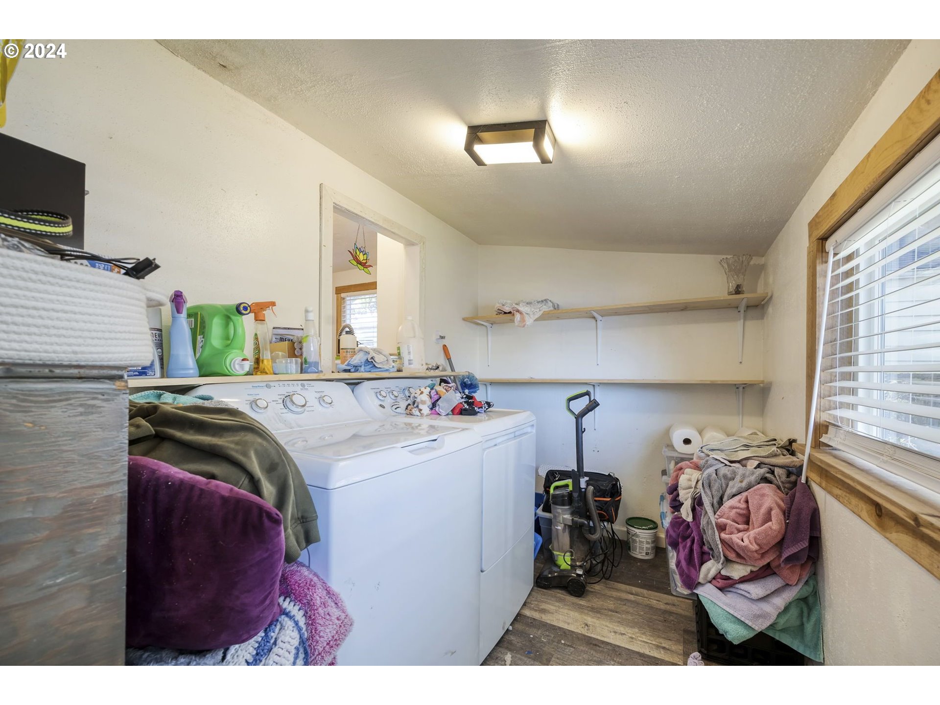 922 M Street Springfield, OR 97477 - Photo 9 of 18 a utility room with dryer and washer