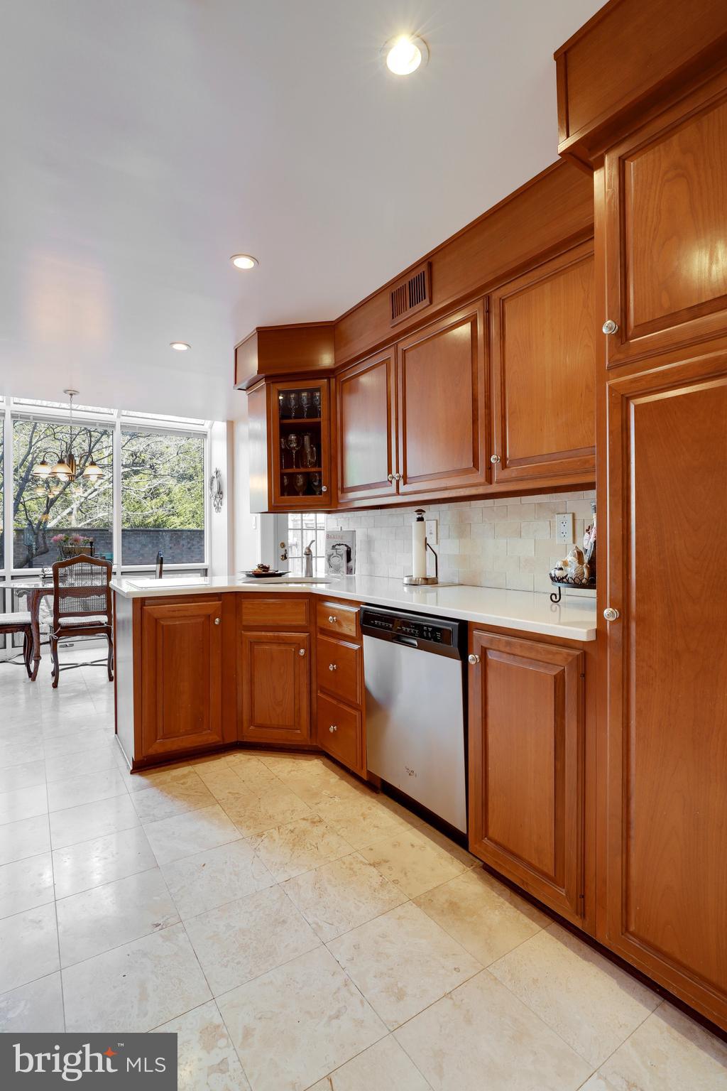 9425 Lost Trail Way Potomac, MD 20854 - Photo 14 of 42