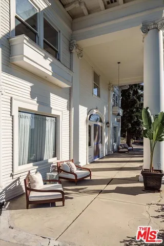 a picture of a cabinet