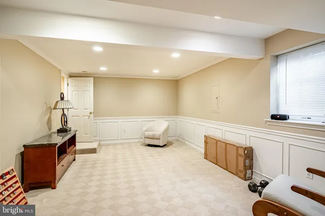 a view of a livingroom with walk in closet