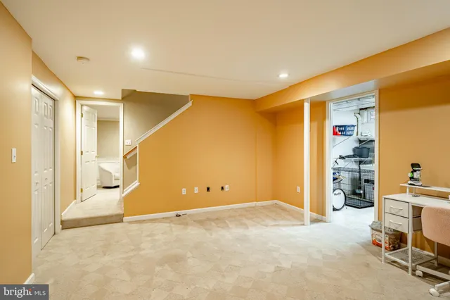 a view of a livingroom with furniture