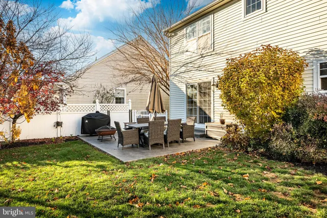 a view of a house with backyard