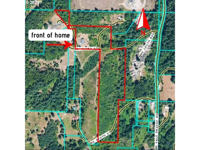 a view of a house with backyard and trees