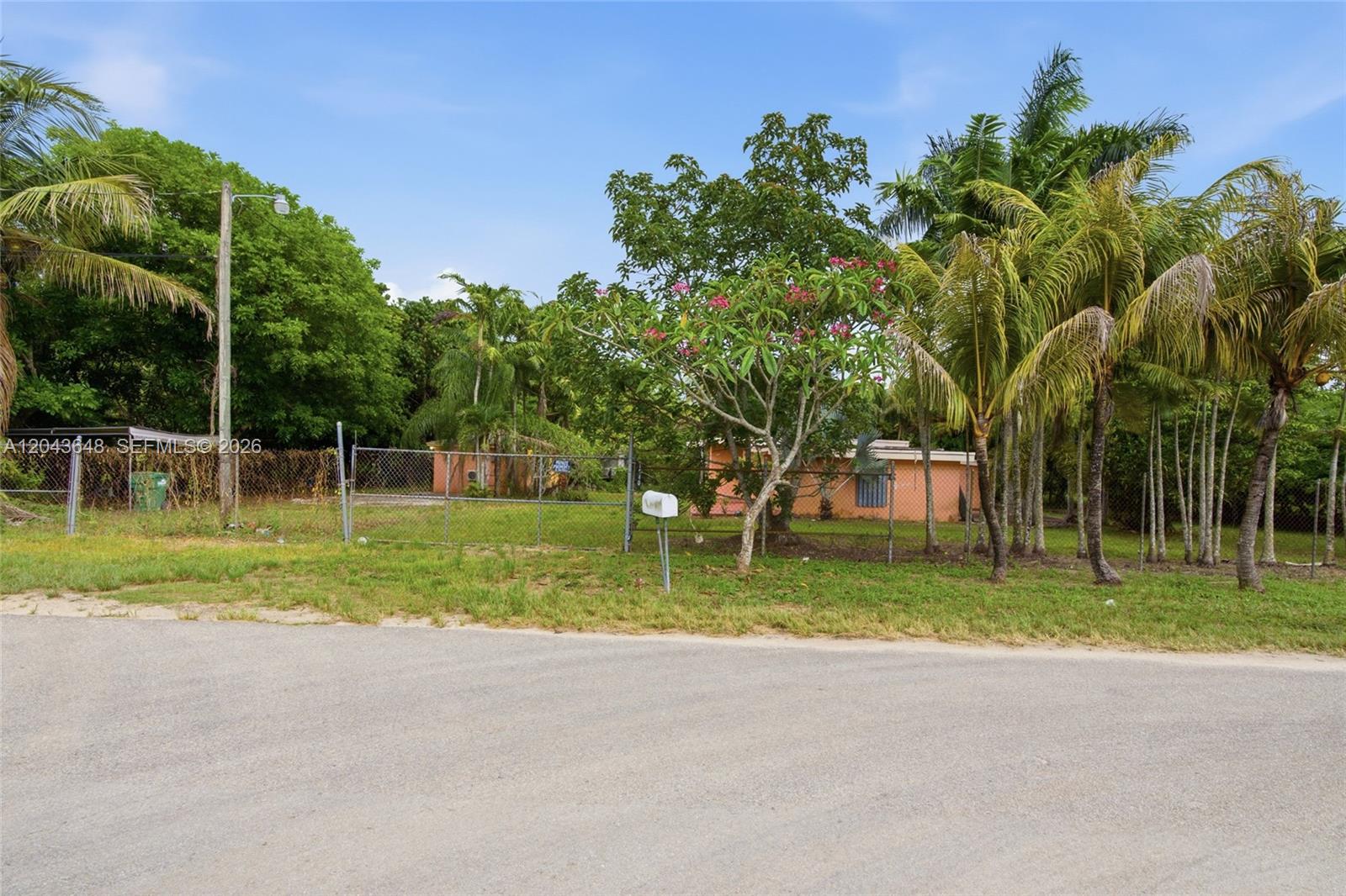 15401 Southwest 240th Street Homestead, FL 33032 - Photo 10 of 35