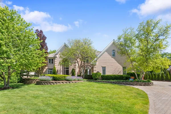 $1,300,000 | 320 Camelot Lane, Libertyville, IL 60048