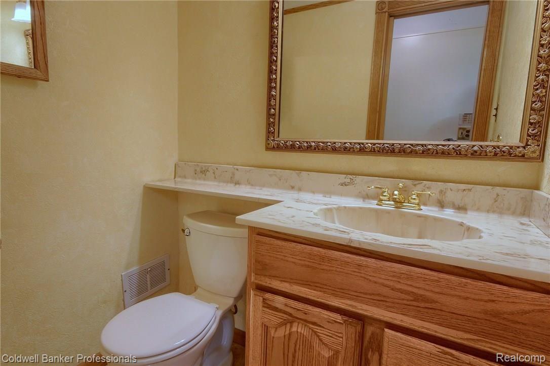 4880 South Merriman Road Wayne, MI 48184 - Photo 14 of 32 Half_Bath.jpg