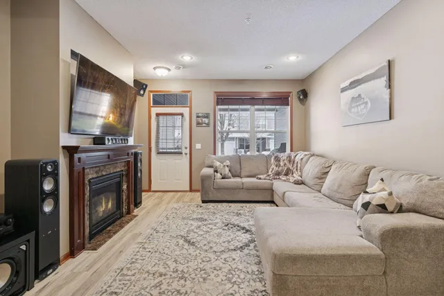 $284,999 | 1650 White Pine Way, Unit B, Carver, MN 55315