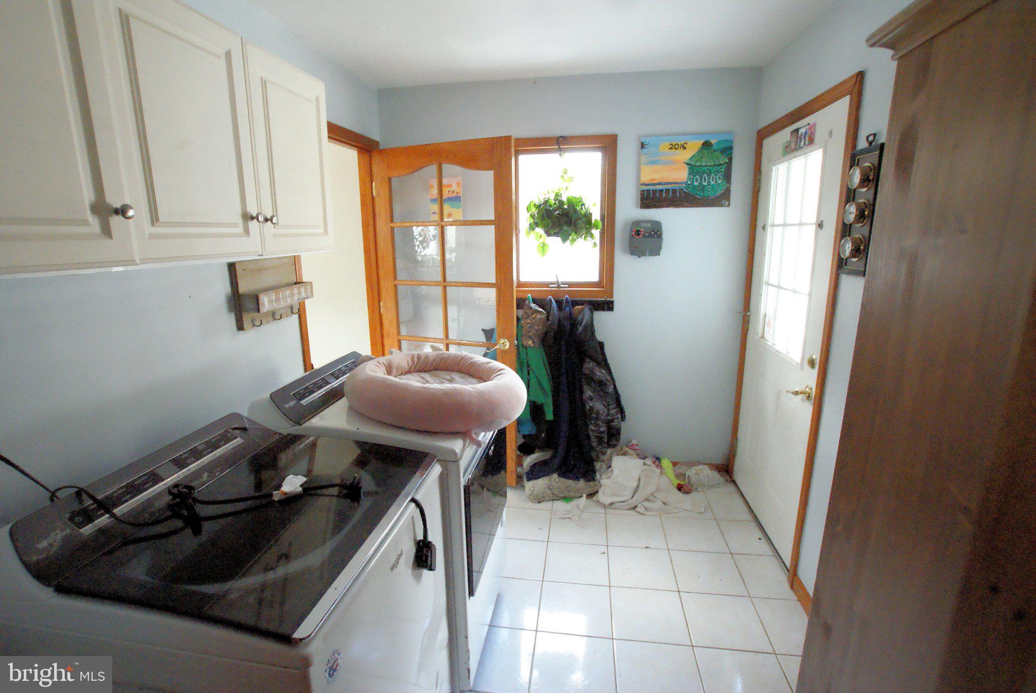 387 Frog Pond Road Little Egg Harbor, NJ 08087 - Photo 10 of 23 a view of a livingroom with furniture and a window