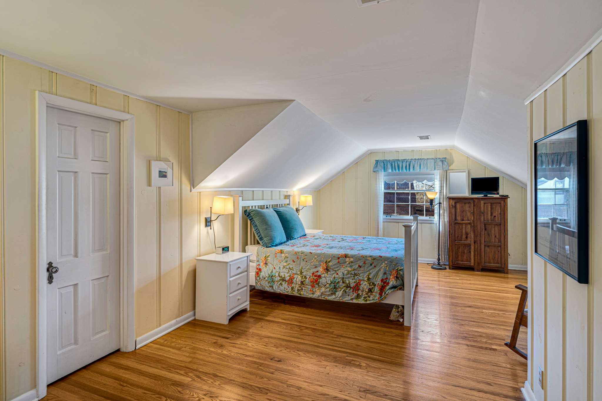 3002 Overlook Drive Nashville, TN 37212 - Photo 22 of 46 a bedroom with a bed and a view kitchen