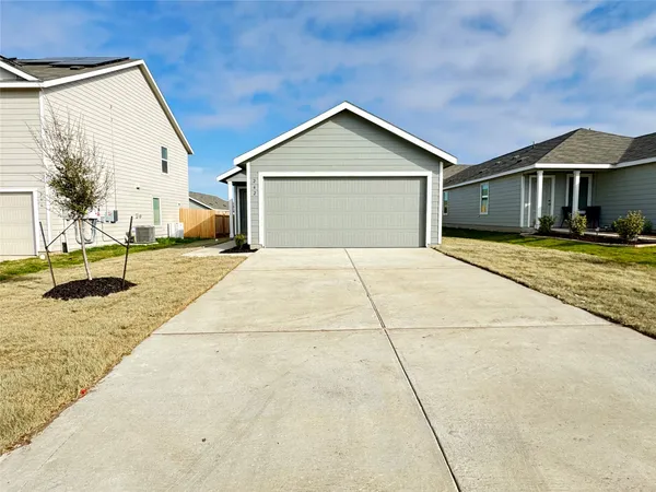 $1,575 | 242 Kings Row Lane, Jarrell, TX 76537