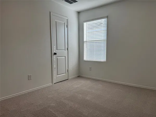 $1,575 | 242 Kings Row Lane, Jarrell, TX 76537