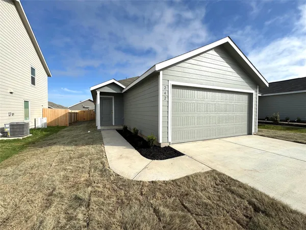 $1,575 | 242 Kings Row Lane, Jarrell, TX 76537