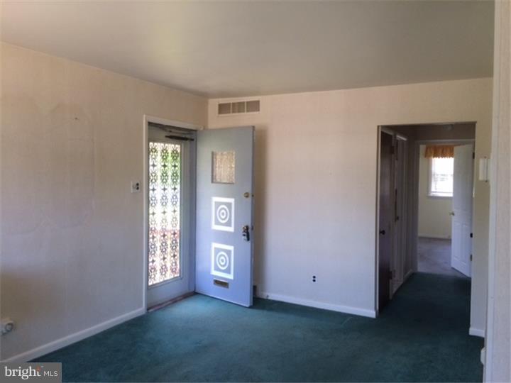 610 Sherrie Road Philadelphia, PA 19115 - Photo 7 of 25 Living Room