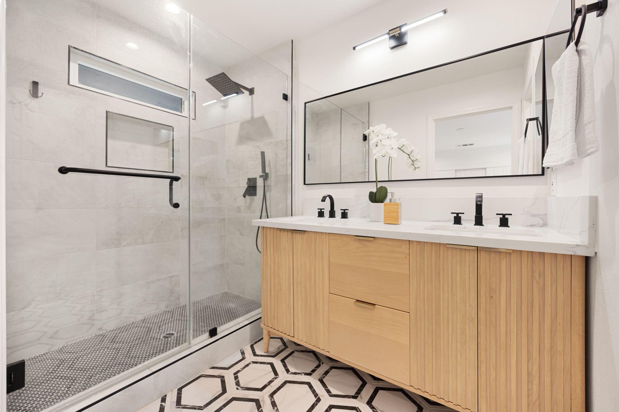 2900 North Cypress Road Palm Springs, CA 92262 - Photo 22 of 48 a bathroom with a shower sink and mirror