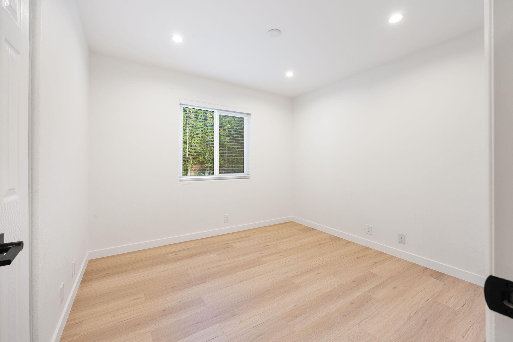 2900 North Cypress Road Palm Springs, CA 92262 - Photo 25 of 48 an empty room with a window