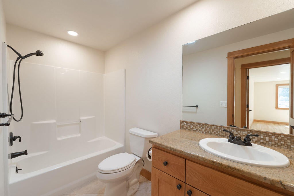 61275 Victory Loop Bend, OR 97702 - Photo 36 of 59 Main Bathroom