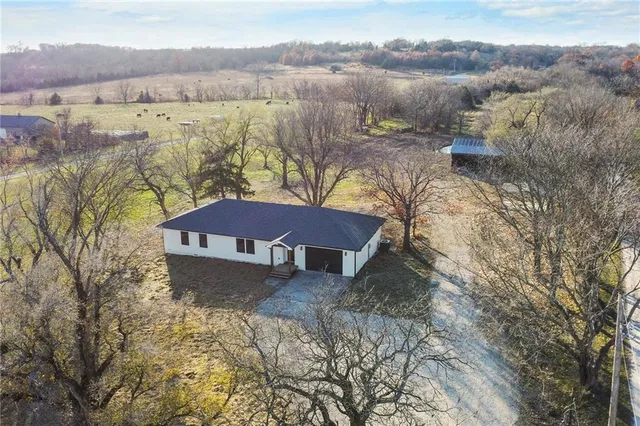 $425,500 | 30710 Lookout Road, Paola, KS 66071