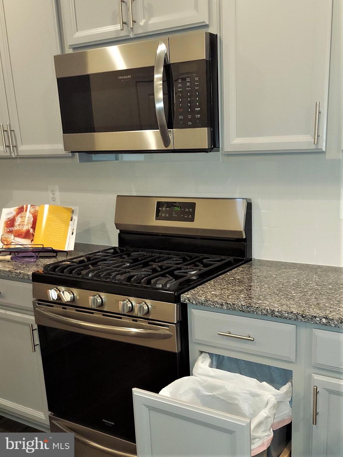 7140 Proclamation Place Frederick, MD 21703 - Photo 10 of 29 Cooking on gas, & roll out trash/recycling bins!