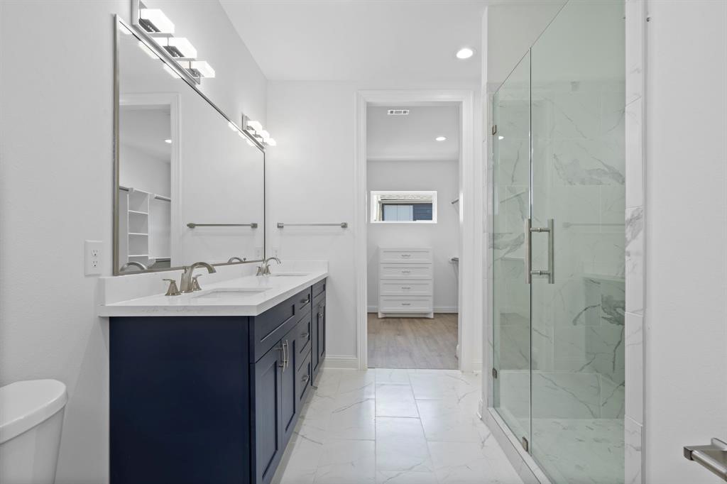 1221 West 16th Street, Unit B Houston, TX 77008 - Photo 9 of 13 a bathroom with a sink toilet and shower