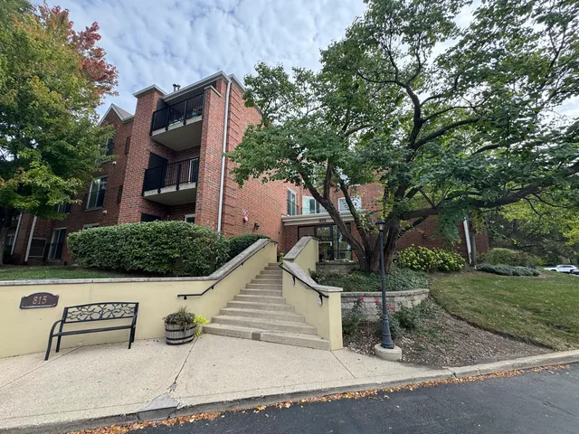 $252,900 | 815 Leicester Road, Unit 211, Elk Grove Village, IL 60007