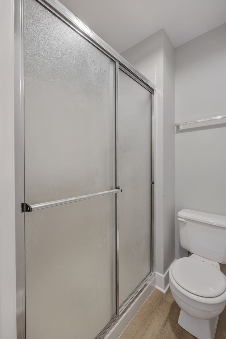 815 Leicester Road, Unit 211 Elk Grove Village, IL 60007 - Photo 15 of 19 a bathroom with a shower and a toilet
