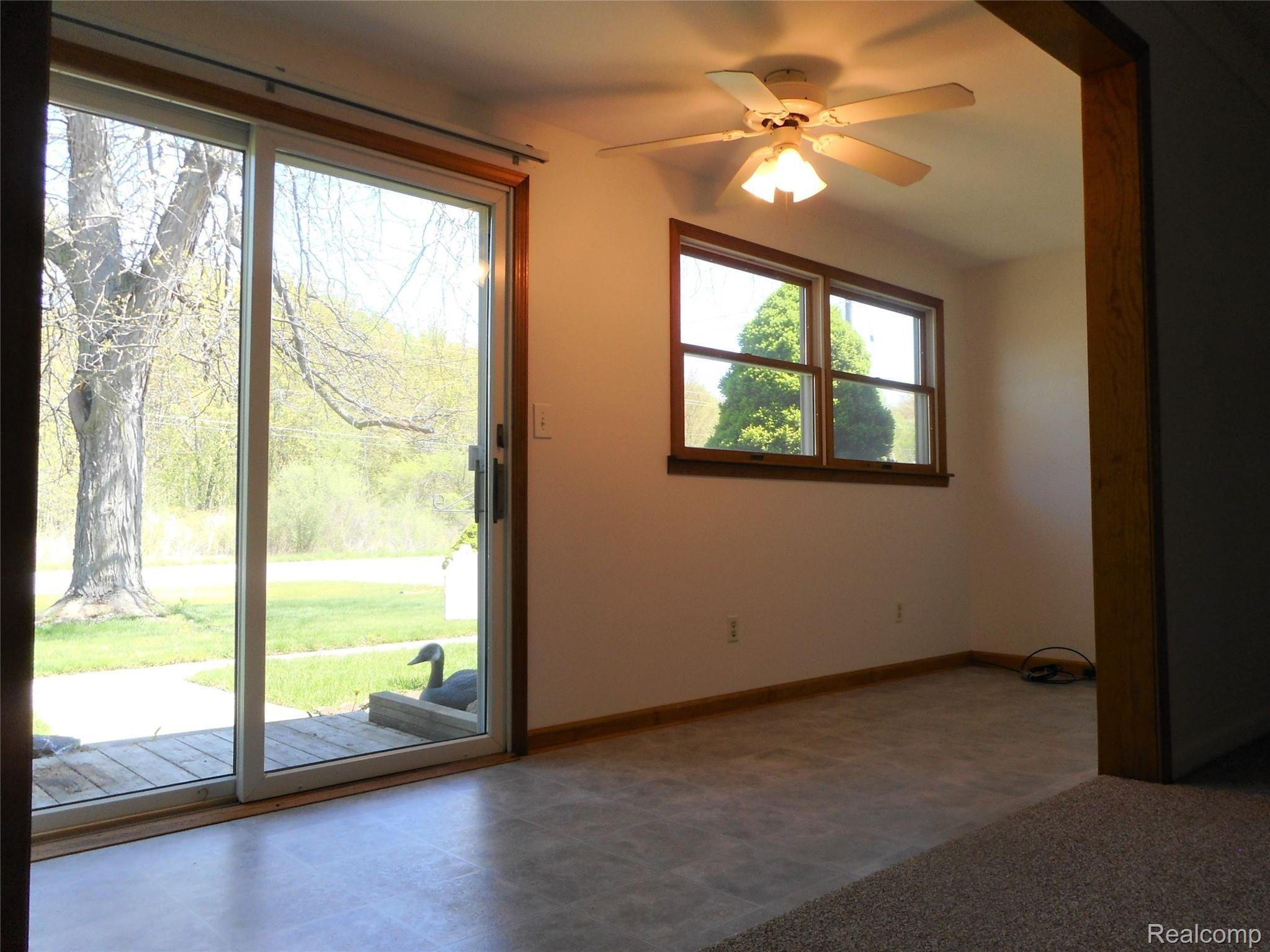2331 West Thompson Road Fenton, MI 48430 - Photo 13 of 22 SUNROOM.jpg