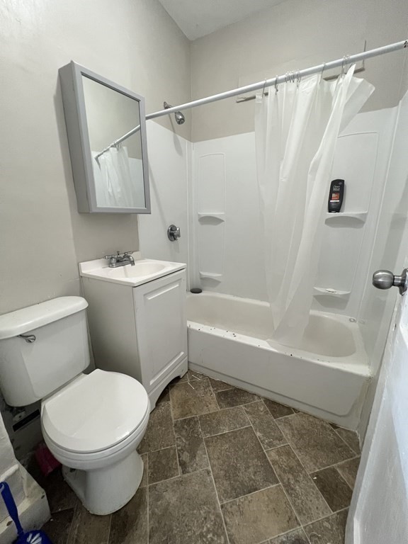 68-70 Suffolk Street Springfield, MA 01109 - Photo 12 of 19 a bathroom with a toilet and a bathtub