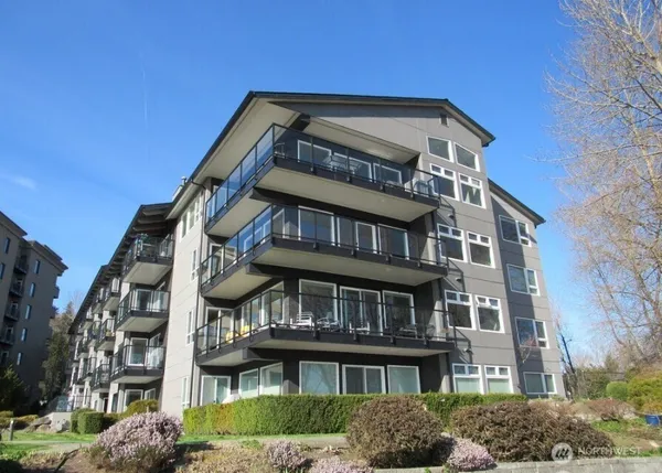 $3,600 | 9201 Northeast Juanita Drive, Unit 103, Kirkland, WA 98034