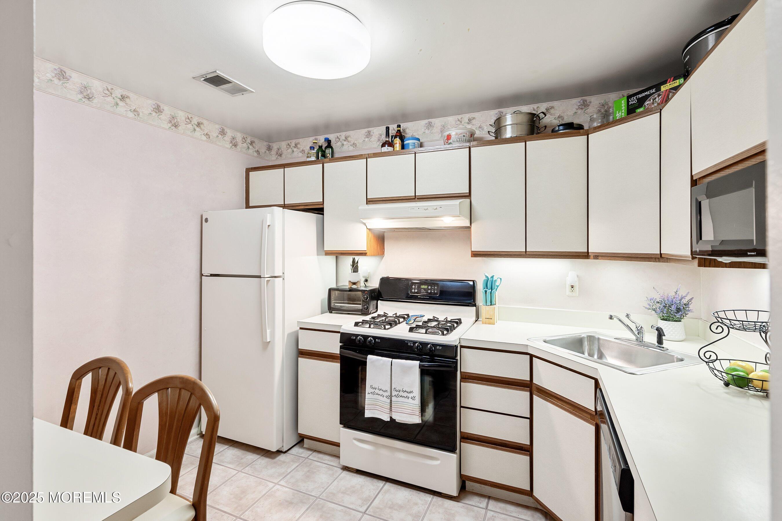 102 Raintree Court, Unit 102 Helmetta, NJ 08828 - Photo 12 of 23 11-Kitchen 1A