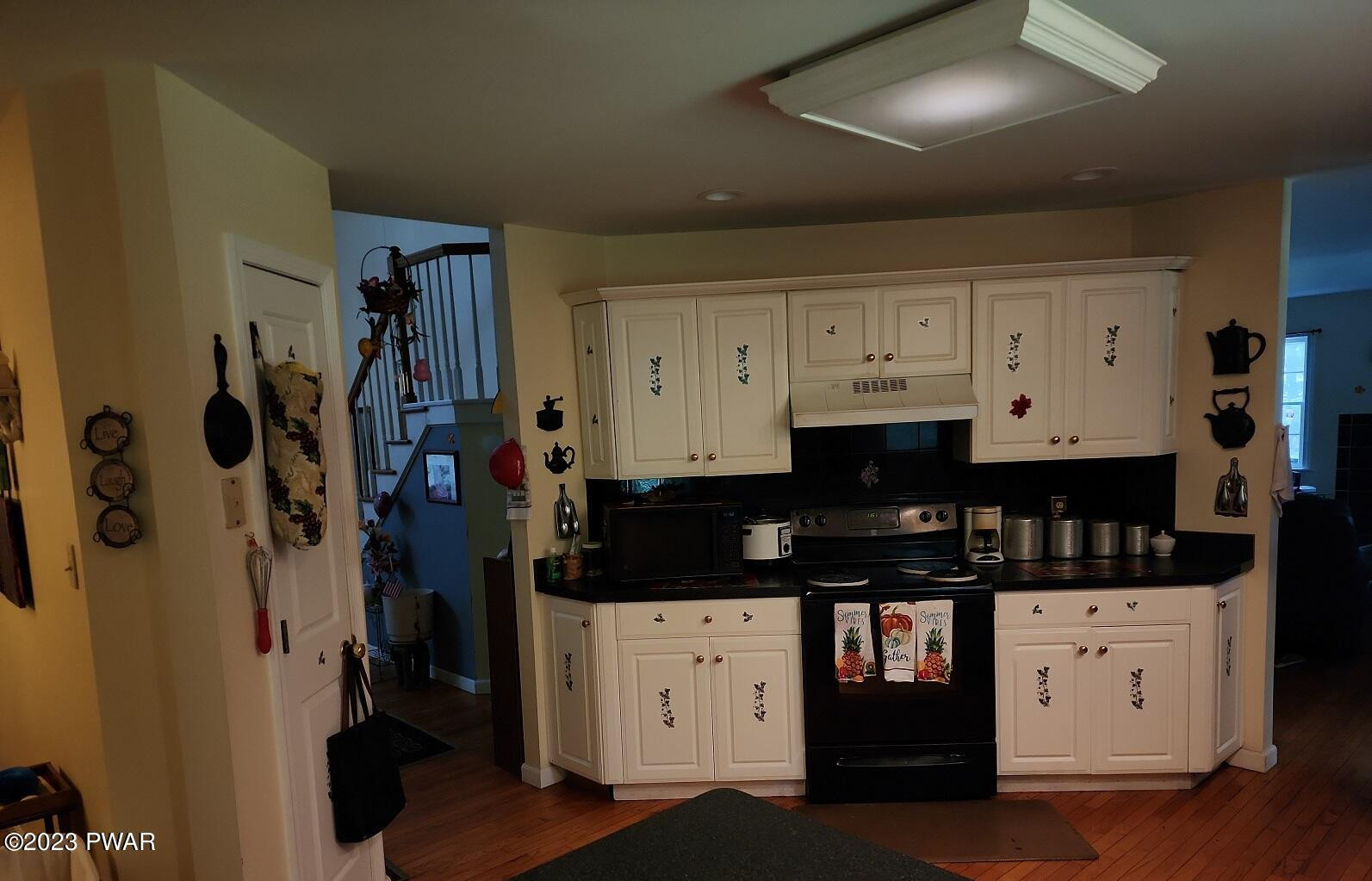 249 Pin Oak Road Stroudsburg, PA 18360 - Photo 15 of 34 a kitchen with a refrigerator and a stove