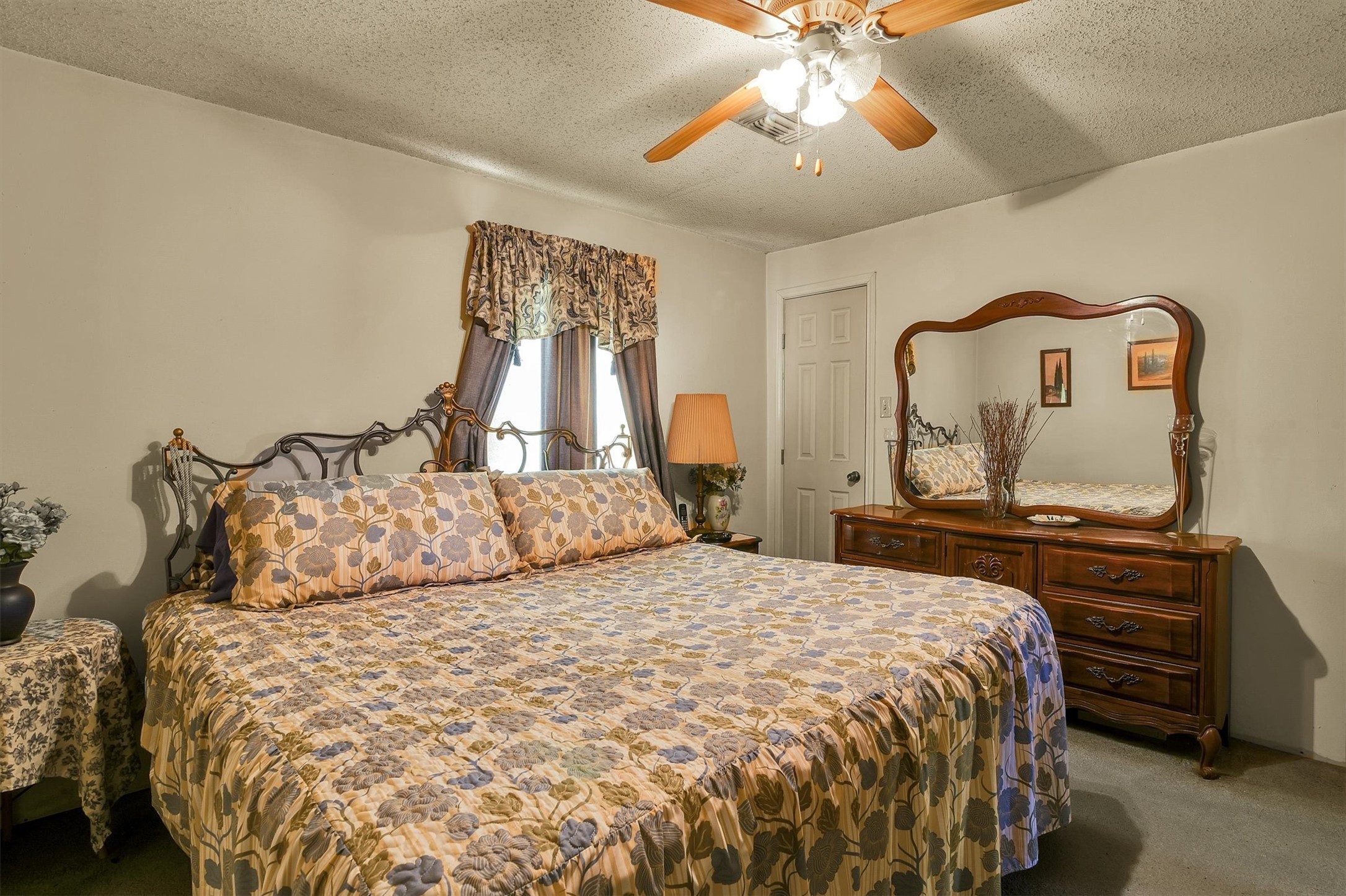 959 Walker Loop Huntsville, TX 77340 - Photo 15 of 39 Secondary bedroom