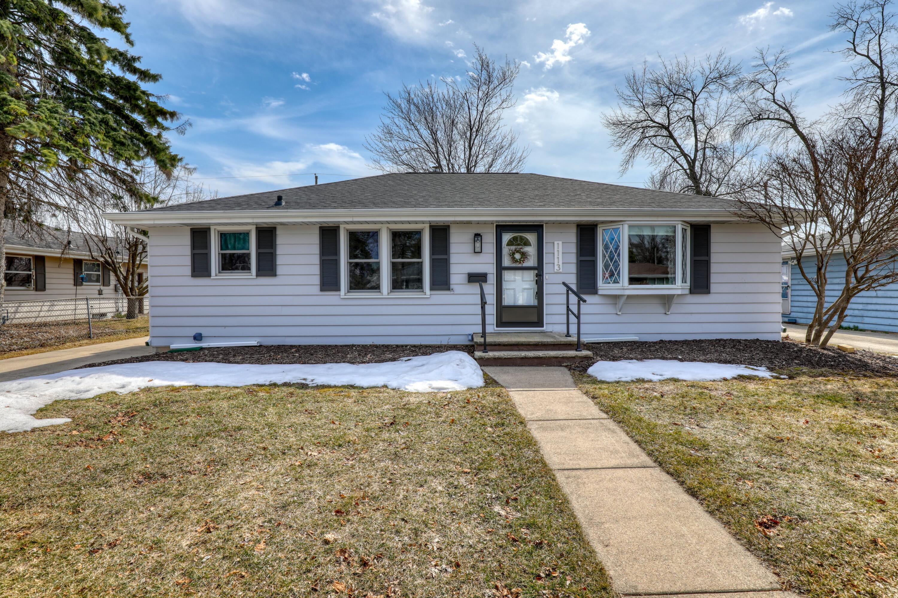 1113 West Roberts Avenue Appleton, WI 54914 - Photo 1 of 1 Front Vieiw