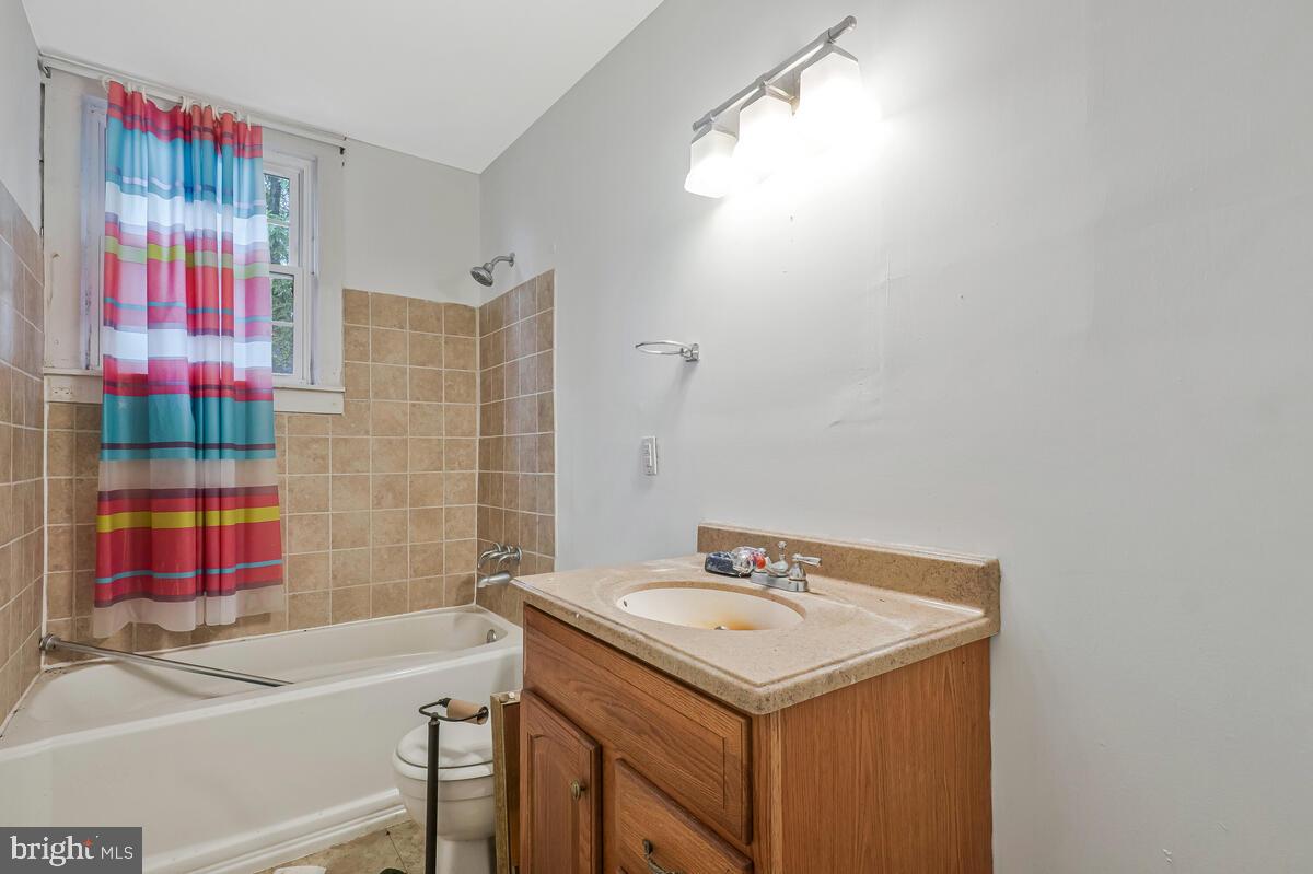 38888 Reeves Road Mechanicsville, MD 20659 - Photo 19 of 50 a bathroom with a sink and a bathtub