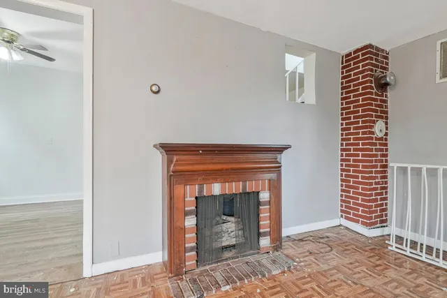 a view of a backyard with tub