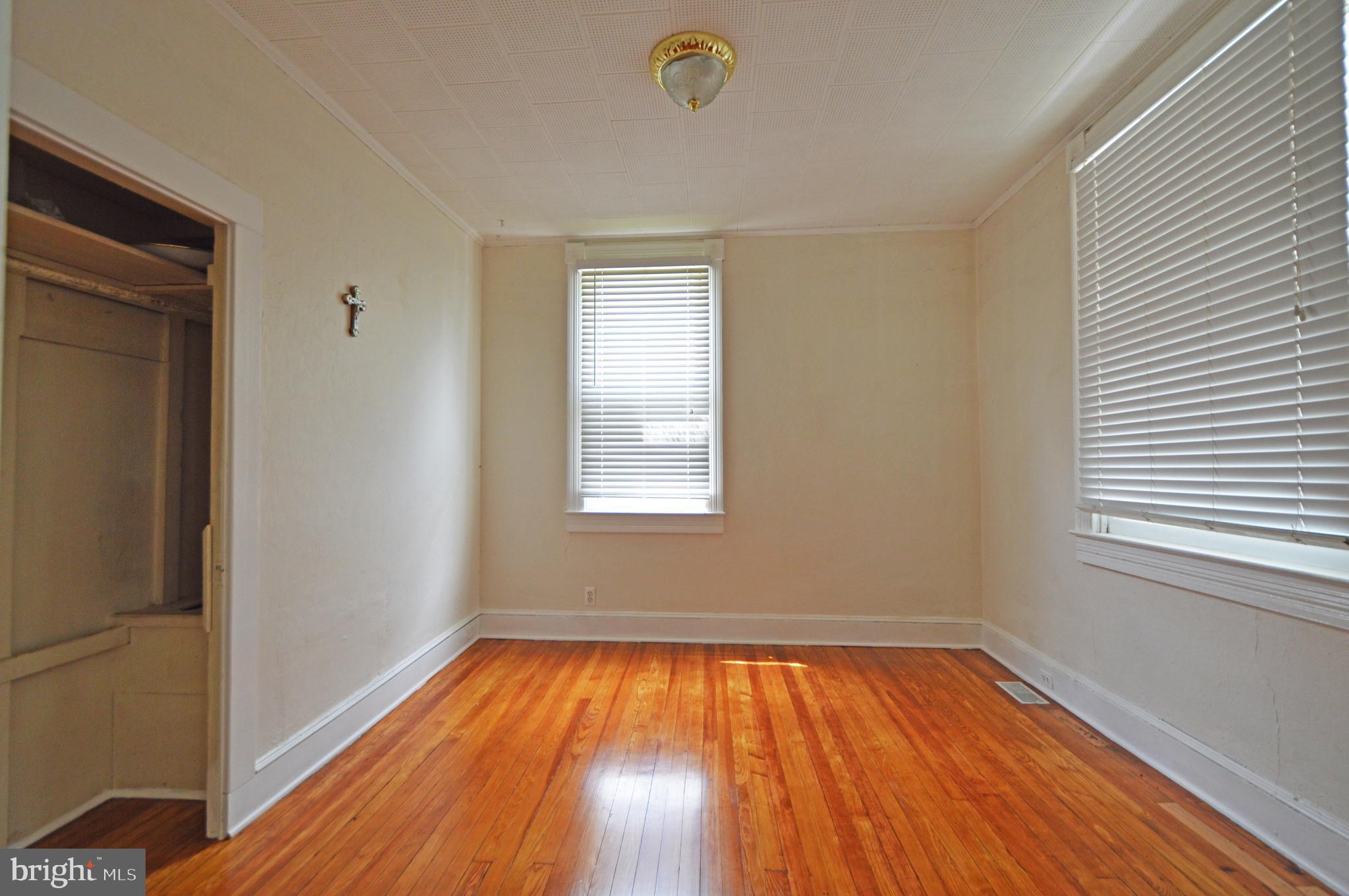 5017 Catalpha Road Baltimore, MD 21214 - Photo 4 of 16 Living Room