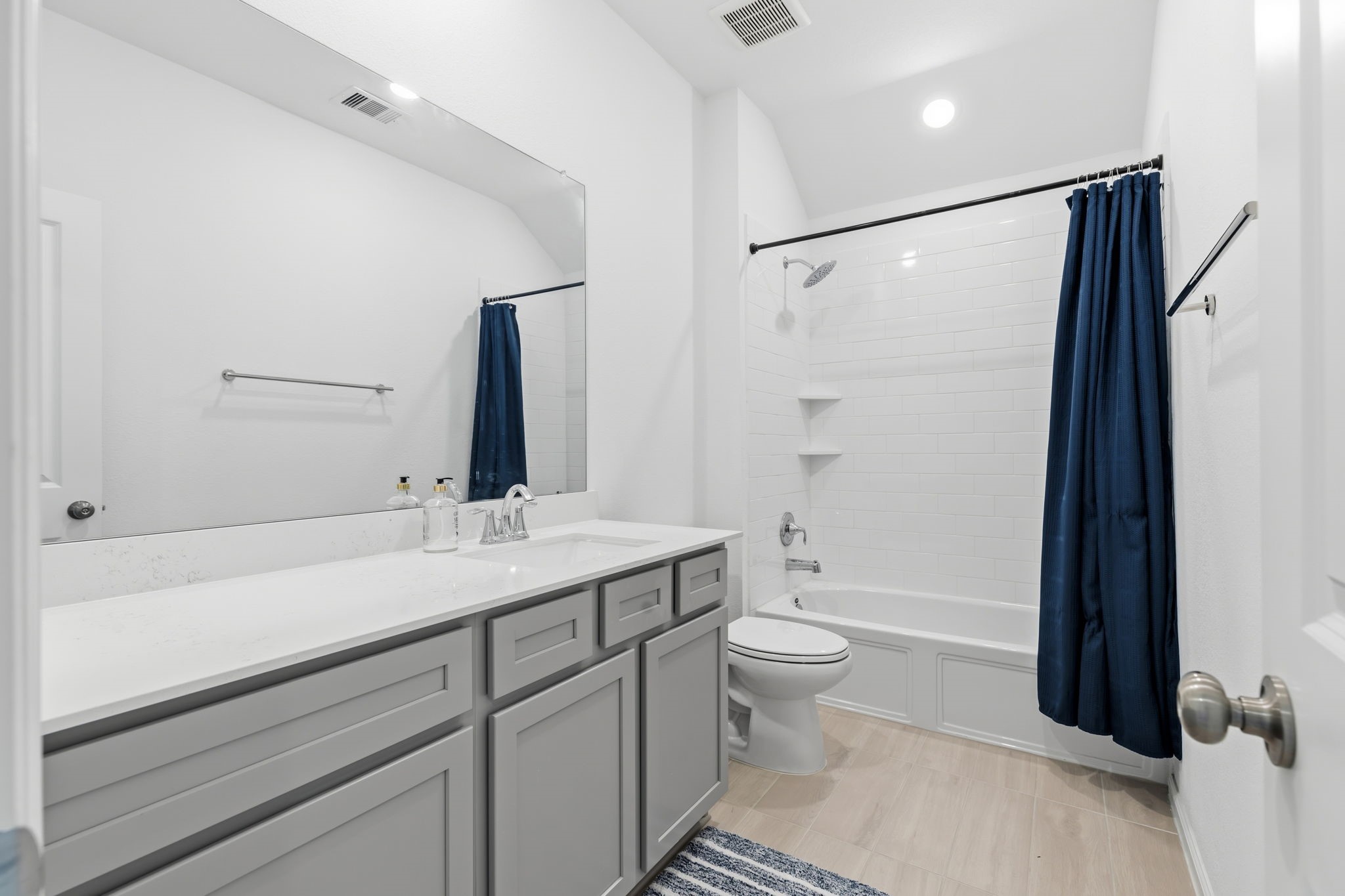 12902 Rio Medina Trail Cypress, TX 77433 - Photo 33 of 50 Second full bathroom upstairs with nice big tub shower combo.