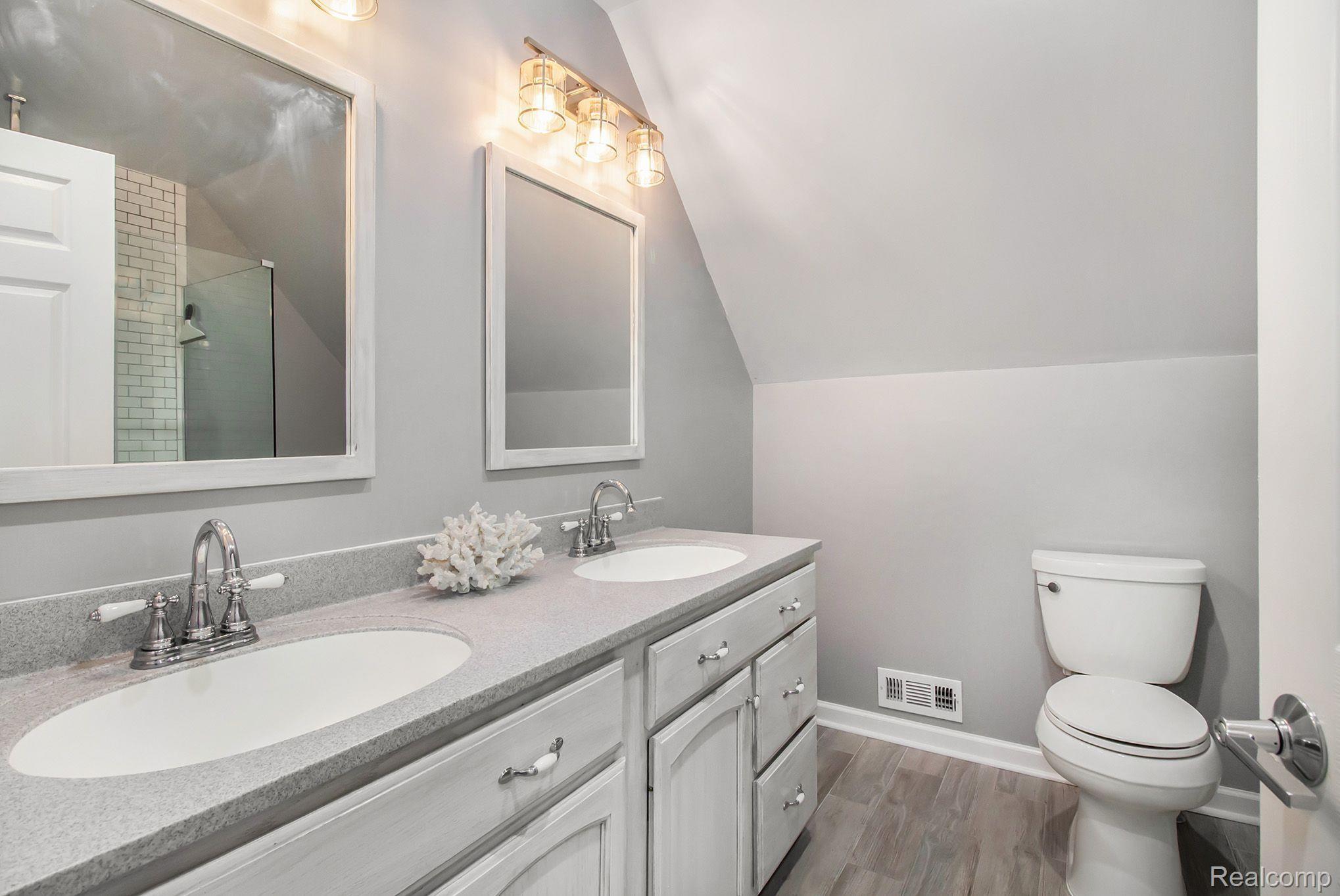 9070 White Road Linden, MI 48451 - Photo 26 of 29 Second floor bathroom
