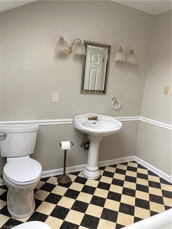 363 Periwinkle Road Eden, NC 27288 - Photo 15 of 39 Upstairs bathroom