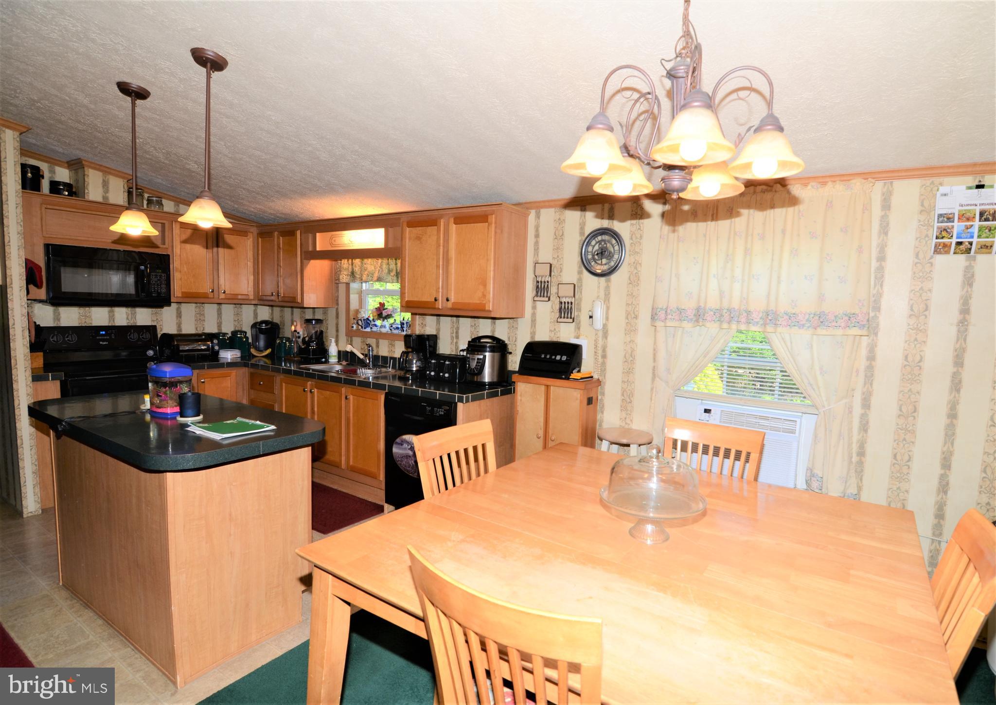 Eat-in Kitchen