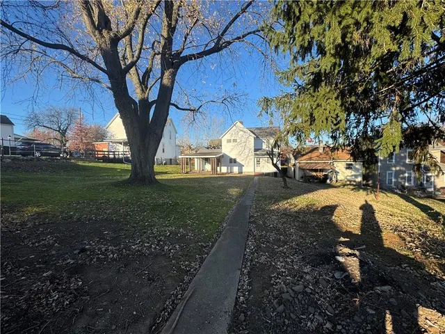 a view of yard with tree in the background