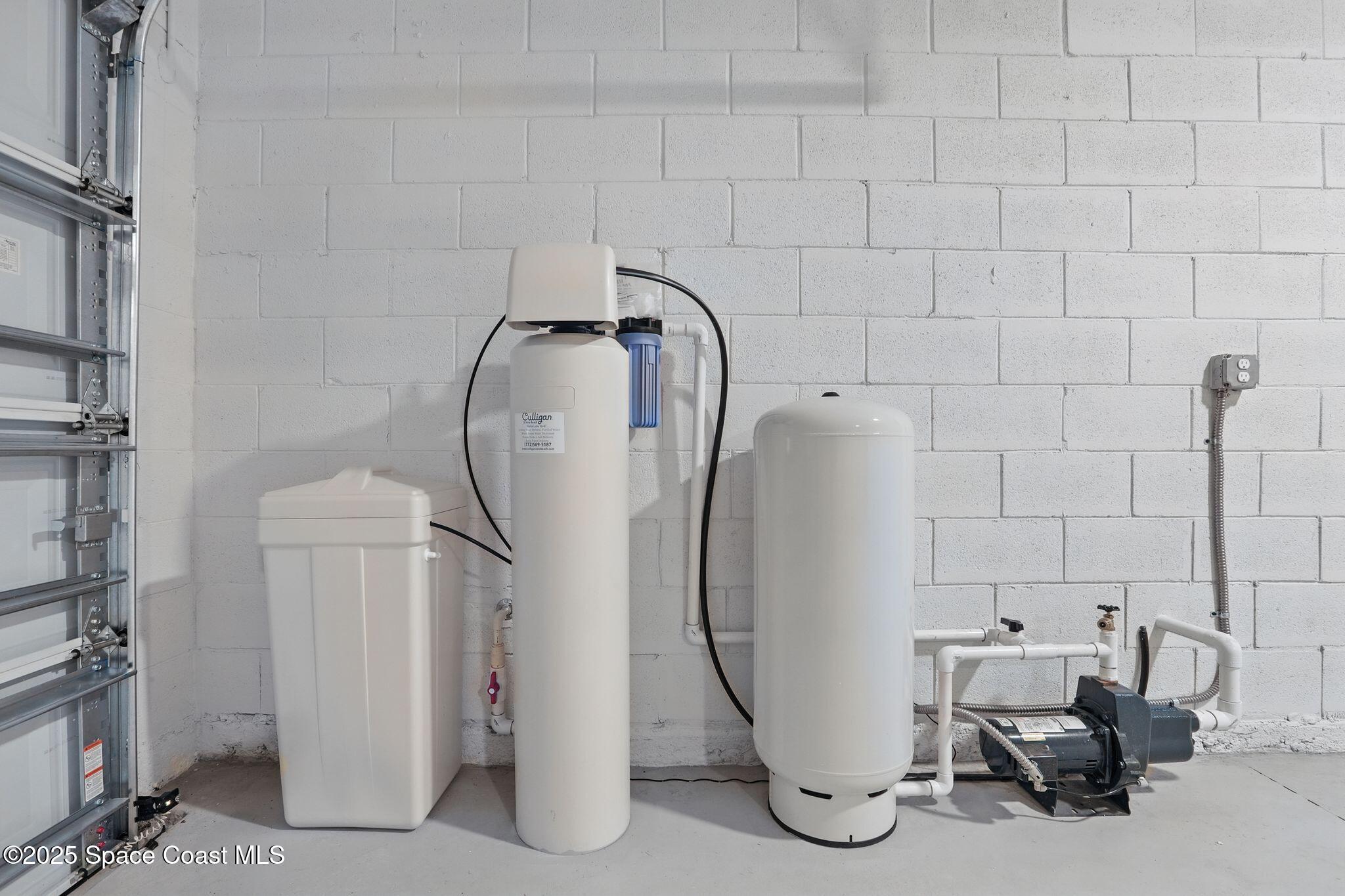 475 Flagler Road Southeast Palm Bay, FL 32909 - Photo 29 of 30 a bathroom with a sink and a mirror