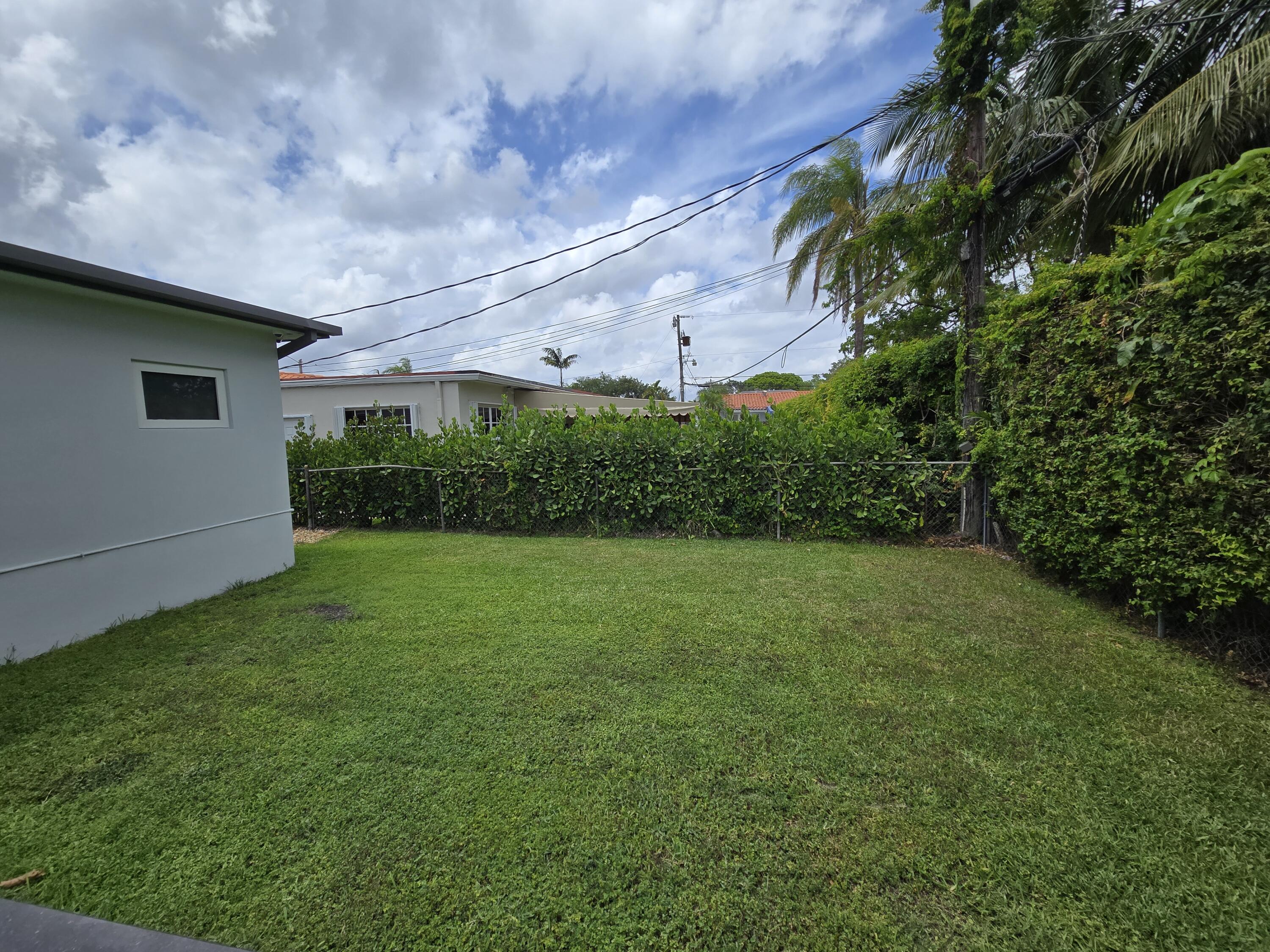 6231 Southwest 94th Avenue Miami, FL 33173 - Photo 37 of 47 a view of a backyard of the house