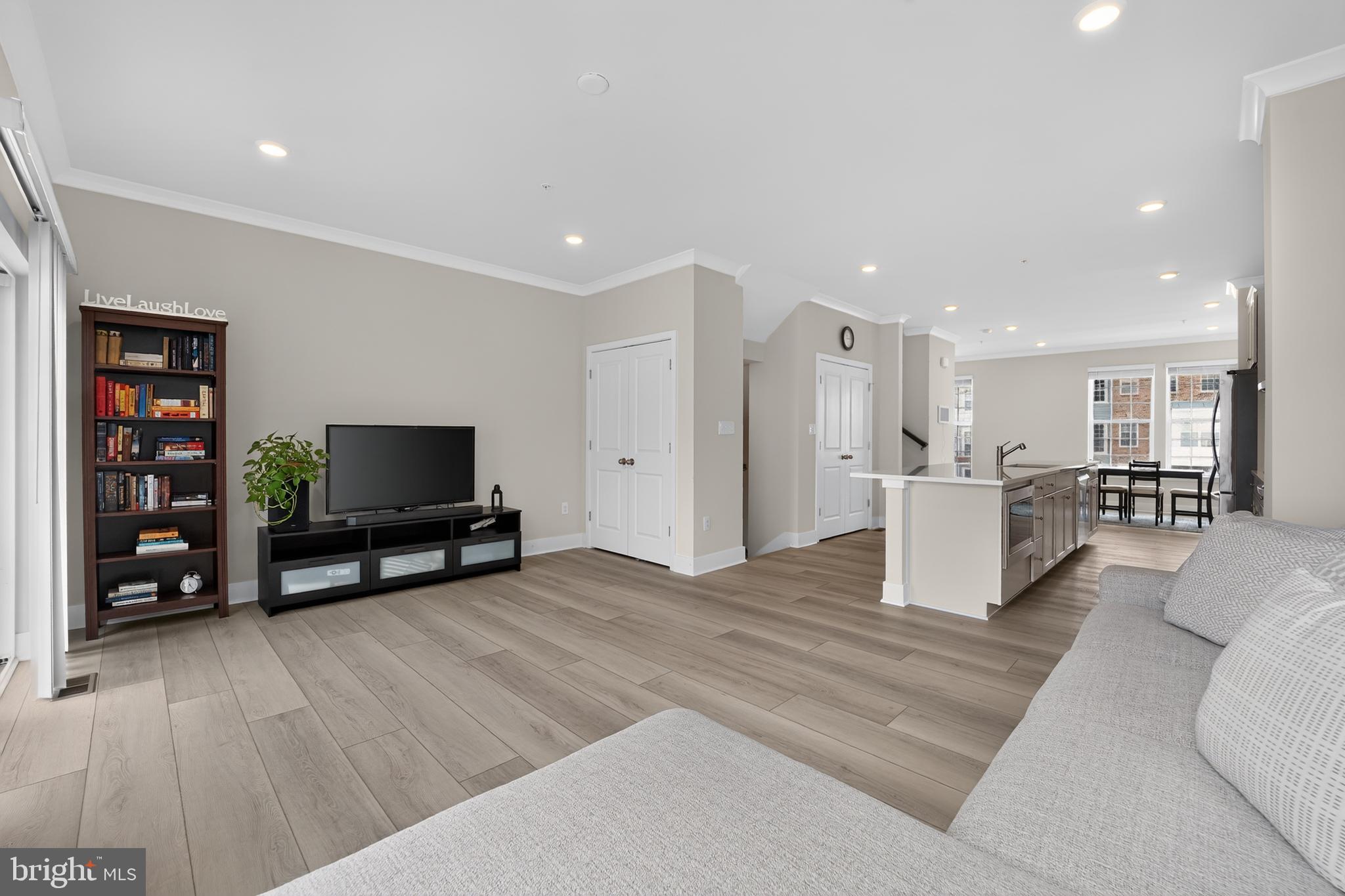 1808 Parham Way Baltimore, MD 21244 - Photo 5 of 31 Spacious, modern living area awaits you.