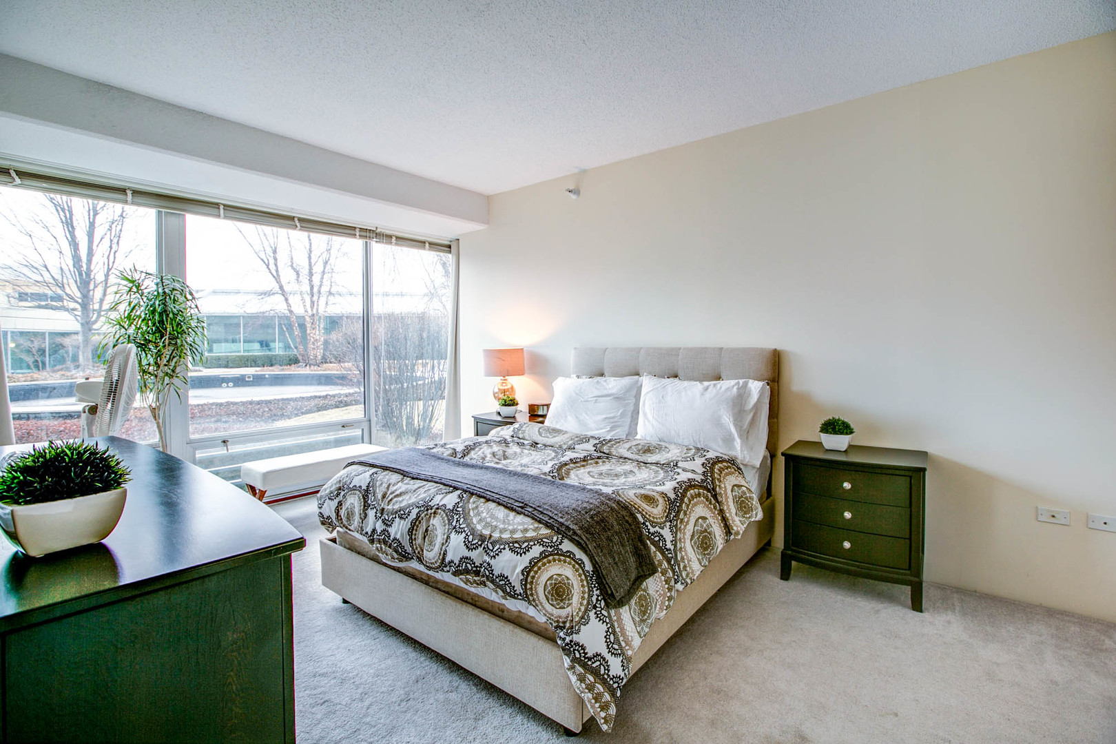 1720 Maple Avenue, Unit 407 Evanston, IL 60201 - Photo 8 of 16 a bedroom with a bed and a window
