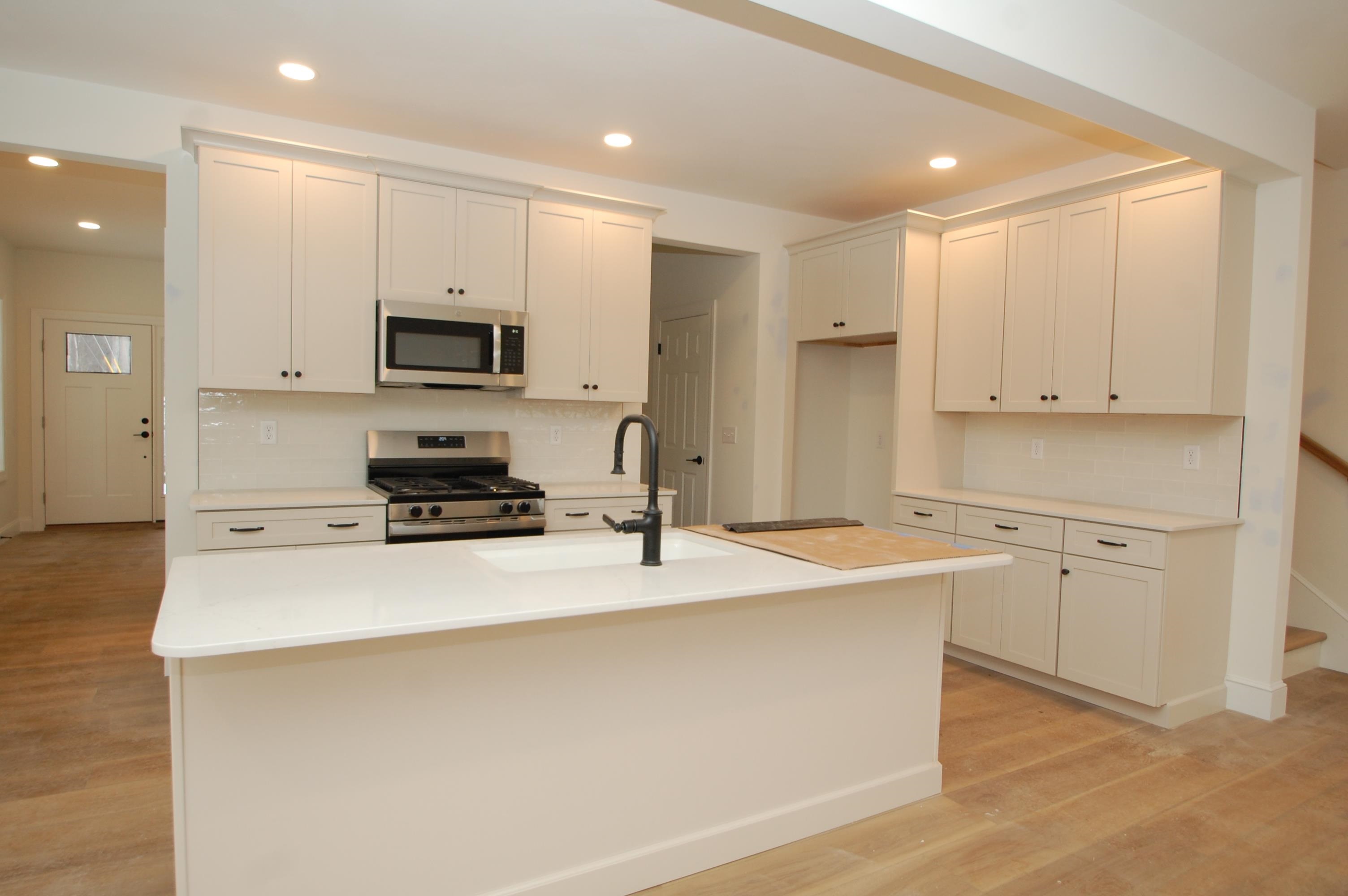 33 B Griffin Road Hudson, NH 03051 - Photo 2 of 16