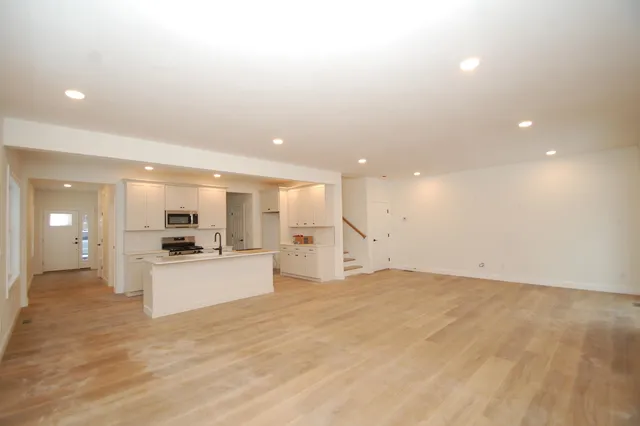 $595,000 | 33 B Griffin Road, Hudson, NH 03051